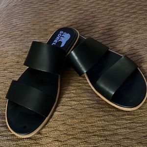 Black Sorel flat sandal ⭐️⭐️
